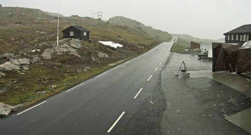 STENGT: Veiene over Sognefjellet og Strynefjellet ble stengt tirsdag. Bildet er fra Sognefjellshytta i lett snøvær på ettermiddagen 2. juli.