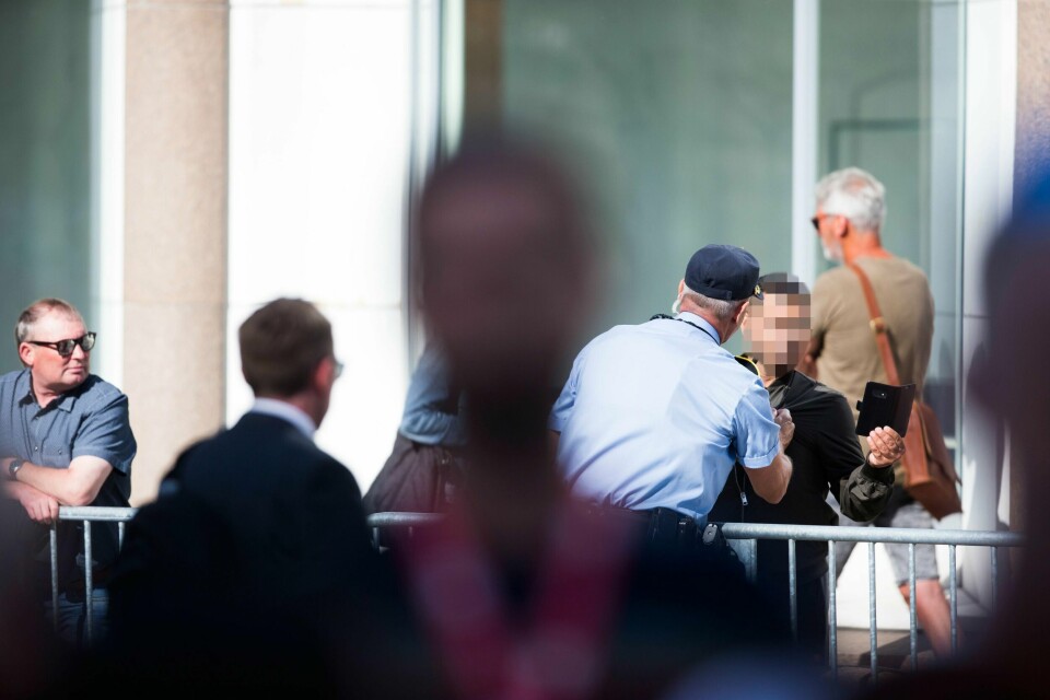 FORSTYRRET: Politiet har kontroll på en mann som hylte og skrek. Det skjedde under minnemarkeringen for 22. juli i Oslo sentrum.