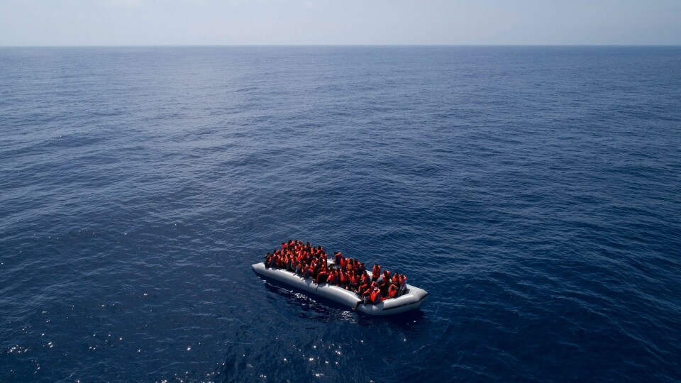 VENTER: Her venter flyktninger og migranter på at noen redder dem. De er på Middelhavet. Bildet er fra i fjor.