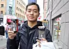 BJELLER: Ivan Kwok fra Hongkong liker å kjøpe ting som er nyttige. I Oslo kjøpte han ringebjeller.