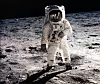 Bildet viser Buzz Aldrin i romdrakt på månen.