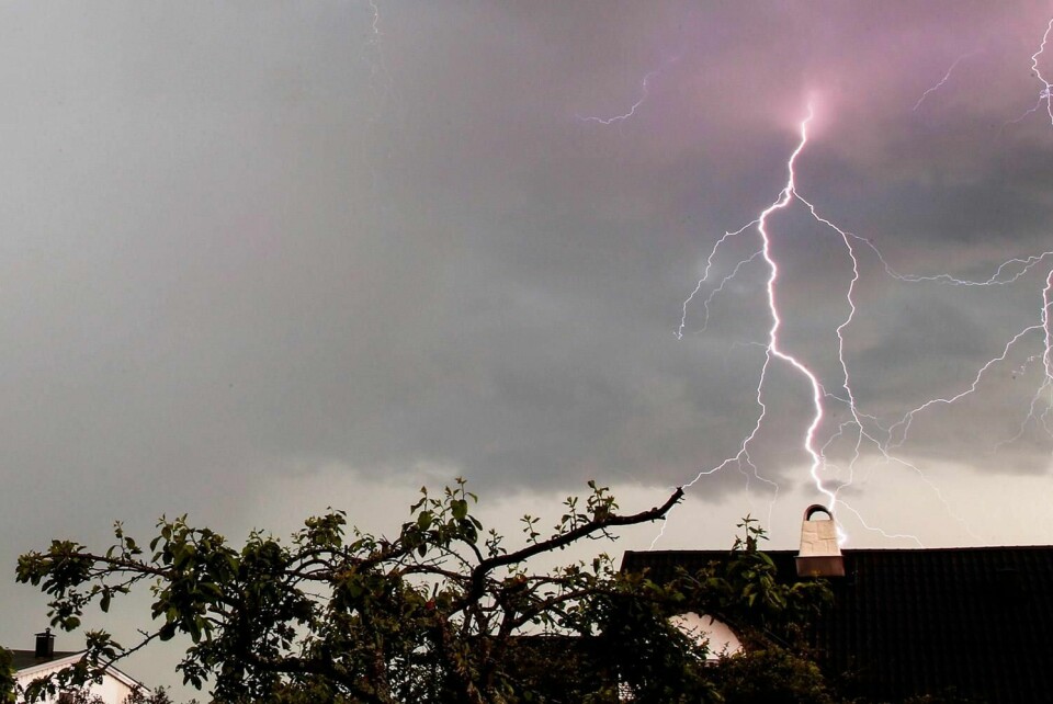 UVÆR: Søndag kveld var det både torden og regn. Tirsdag kommer det mer regnvær. Det blir også kaldere.
