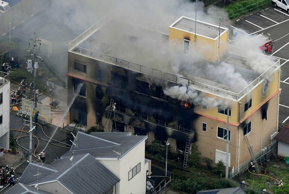 BRANN: Røyk stiger ut av bygget som ble tent på i kyoto i Japan. Minst 12 personer fryktes døde.