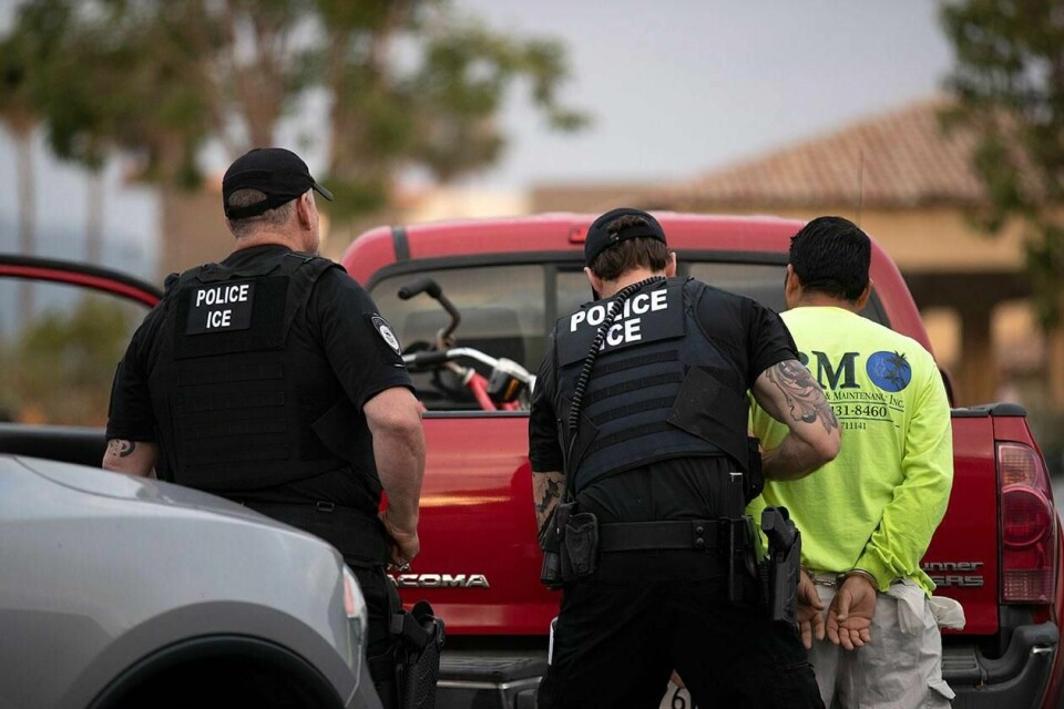 PÅGREPET: En person som trolig er ulovlig innvandrer, blir pågrepet av politiet i USA. Nå vil regjeringen sende folk ut av USA mye raskere enn før.