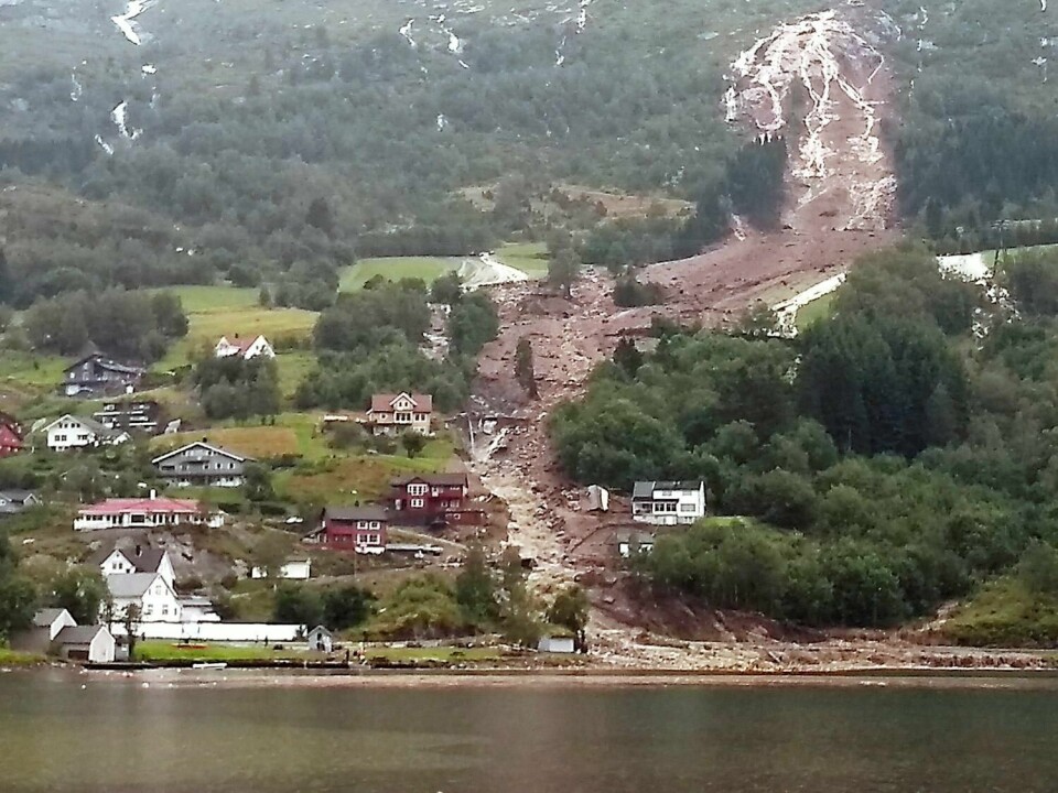 tore nedbørsmengder førte til jordras flere steder på E39 Jølster tirsdag kveld. Her fra Vassenden sentrum. Byggefeltet i bakgrunnen er Årsetbakkane. Foto: Hallstein Dvergsdal / Firda Tidend / NTB scanpix