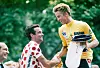 Bildet viser vinneren Greg Lemond i 1986. Bernard Hinault graulerer ham.