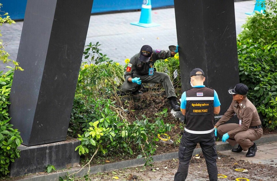 BOMBER: Seks bomber eksploderte i Bangkok fredag. Politiet sperret av et område der den ene bomben eksploderte. Fire personer ble skadd, ingen av dem alvorlig.