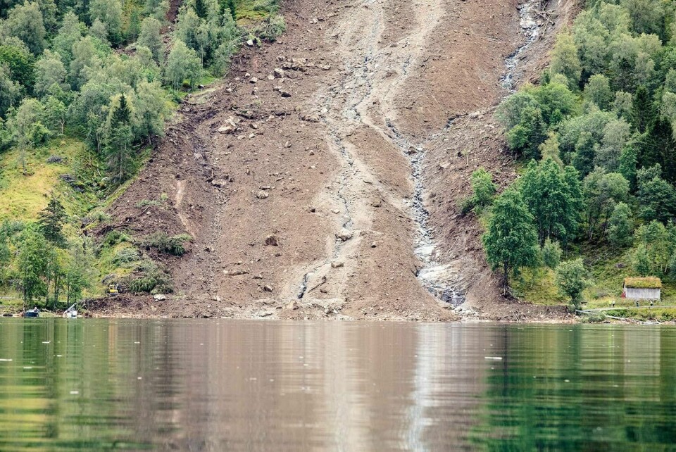 RAS: Det kom flere jordras i Jølster for en uke siden. Nå tror politiet at de har funnet en bil som ble tatt av raset.