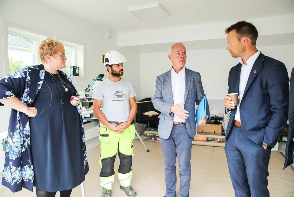JOBB: Kulturminister Trine Skei Grande, kunnskaps- og integreringsminister Jan Tore Sanner og Jon Helgheim fra Fremskrittspartiet snakker med lærling Abdi Nori. Regjeringen vil endre opplæring for å få flere flyktninger til å bli en del av det norske samfunnet.