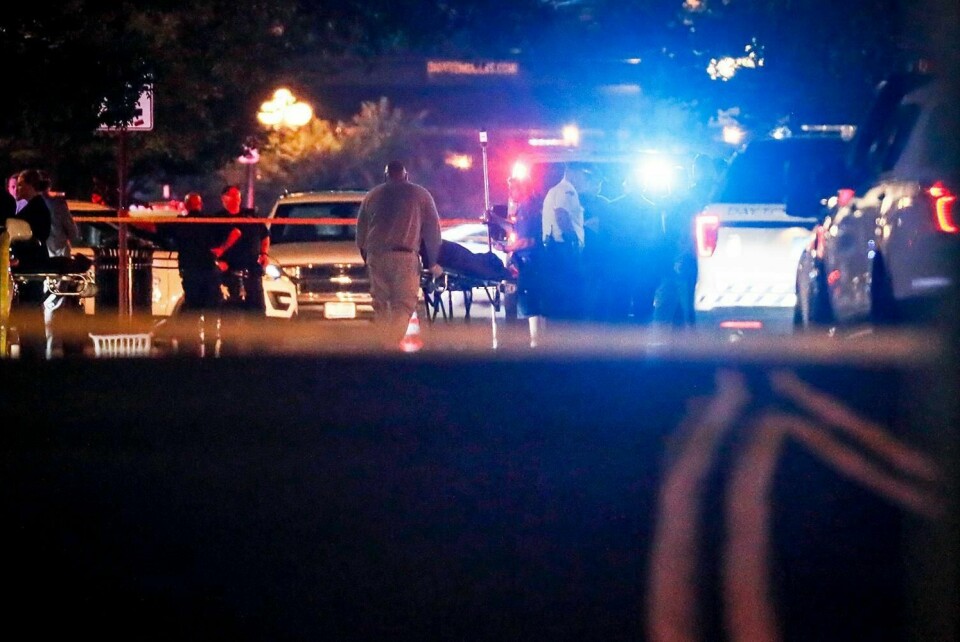 SKYTING: De døde fraktes bort i Dayton i Ohio. Skytteren ble drept av politiet etter ett minutt. Masseskytingen skjedde søndag.
