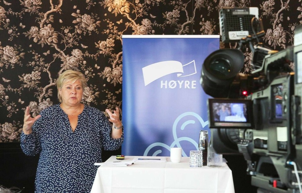 ALVORLIG: Statsminister Erna Solberg skulle snakke mest om politikk og valgkamp i Arendal. Men hun forklarte likevel hva regjeringen gjør for å bekjempe hat mot muslimer og høyre-ekstremisme.