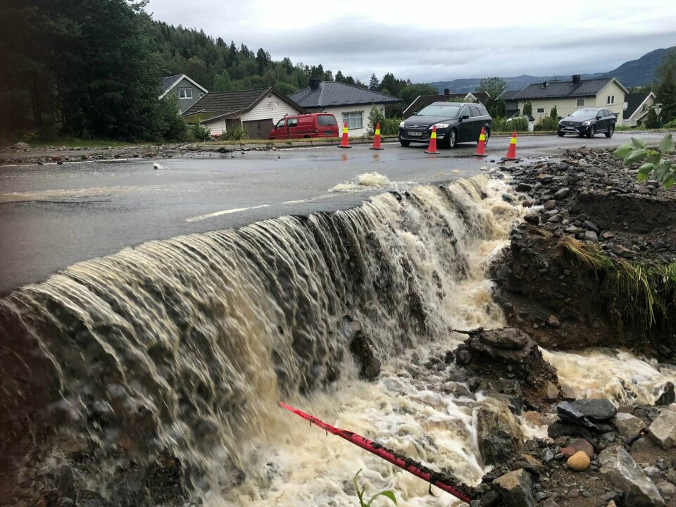 FLOM: Mye regn førte til flom og oversvømmelse i Brumunddal natt til tirsdag. Bildet er fra Nordåsvegen.