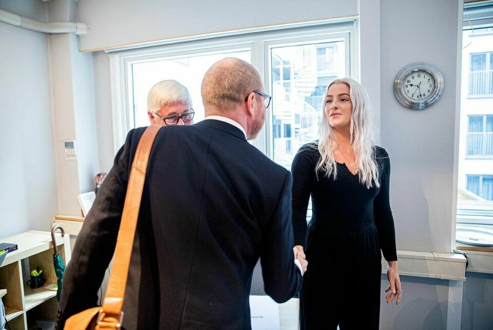FELT: Sjefredaktør Gard Steiro (til venstre) hilser på Sofie under PFUs behandling. VG brøt pressens regler i saken om dansevideoen med Trond Giske.