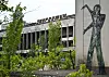 Bildet viser skog rundt et bygg i byen Pripjat i Ukraina.