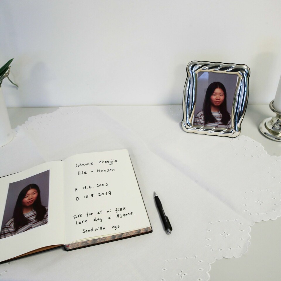 MINNEbok: 17 år gamle Johanne Zhangjia Ihle-Hansen ble drept. Det er lagt ut bok til den som vil skrive en hilsen på Sandvika videregående skole.