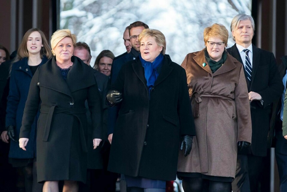 KRANGLER: Siv Jensen i Fremskrittspartiet (til venstre) og Trine Skei grande og Ola Elvestuen i Venstre sliter med å bli enig i regjeringen. Kristelig Folkeparti har foreløpig ikke sagt hva de mener. Statsminister Erna Solberg (midten) må forsøke å få alle medlemmene i regjeringen til å bli enige.
