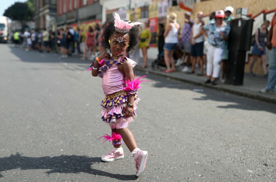 FEIRET: Denne jenta var med og feiret karneval i Notting Hill i London i Storbritannia.