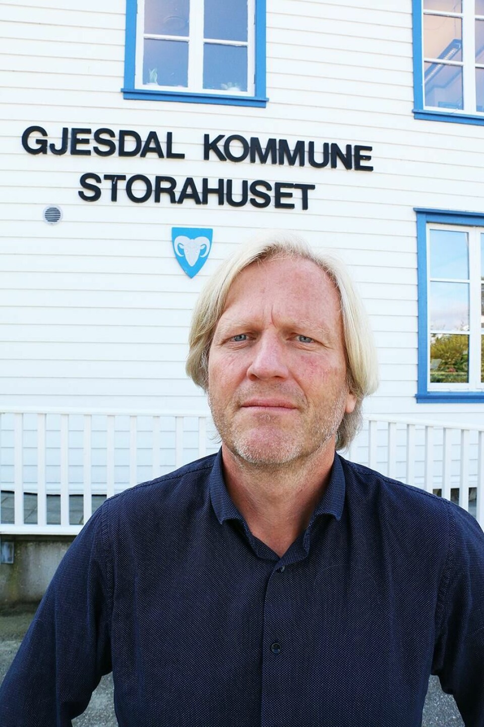 OPPFORDRING: – Ikke la dere blende av de som snakker om grønn energi og penger til kommunen. Det er ordfører Frode Fjeldsbøs oppfordring. Den går til politikere og folk i kommuner som vurderer vindkraft. Bildet viser ordfører Frode Fjeldsbø foran kommunehuset i Gjesdal. – Ikke la dere blende av de som snakker om grønn energi og penger til kommunen. Det er Fjeldsbøs oppfordring. Den går til politikere og folk i kommuner som vurderer vindkraft.