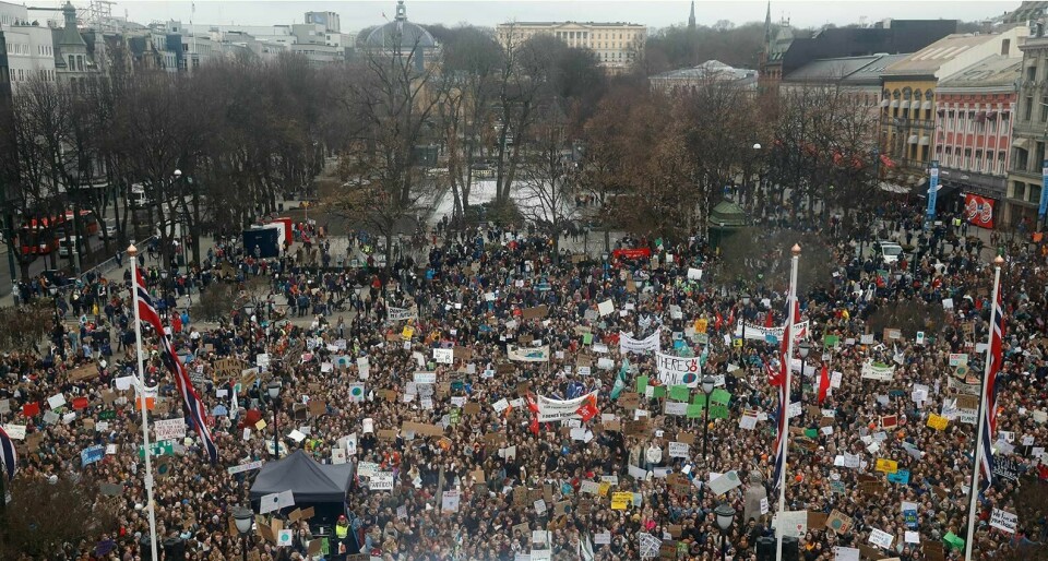 STREIK: I mars samlet tusenvis av skolelever seg foran Stortinget. De streiket for å få politikerne til å gjøre noe for klimaet. Fredag er det ny streik og arrangementet Klimabrølet.