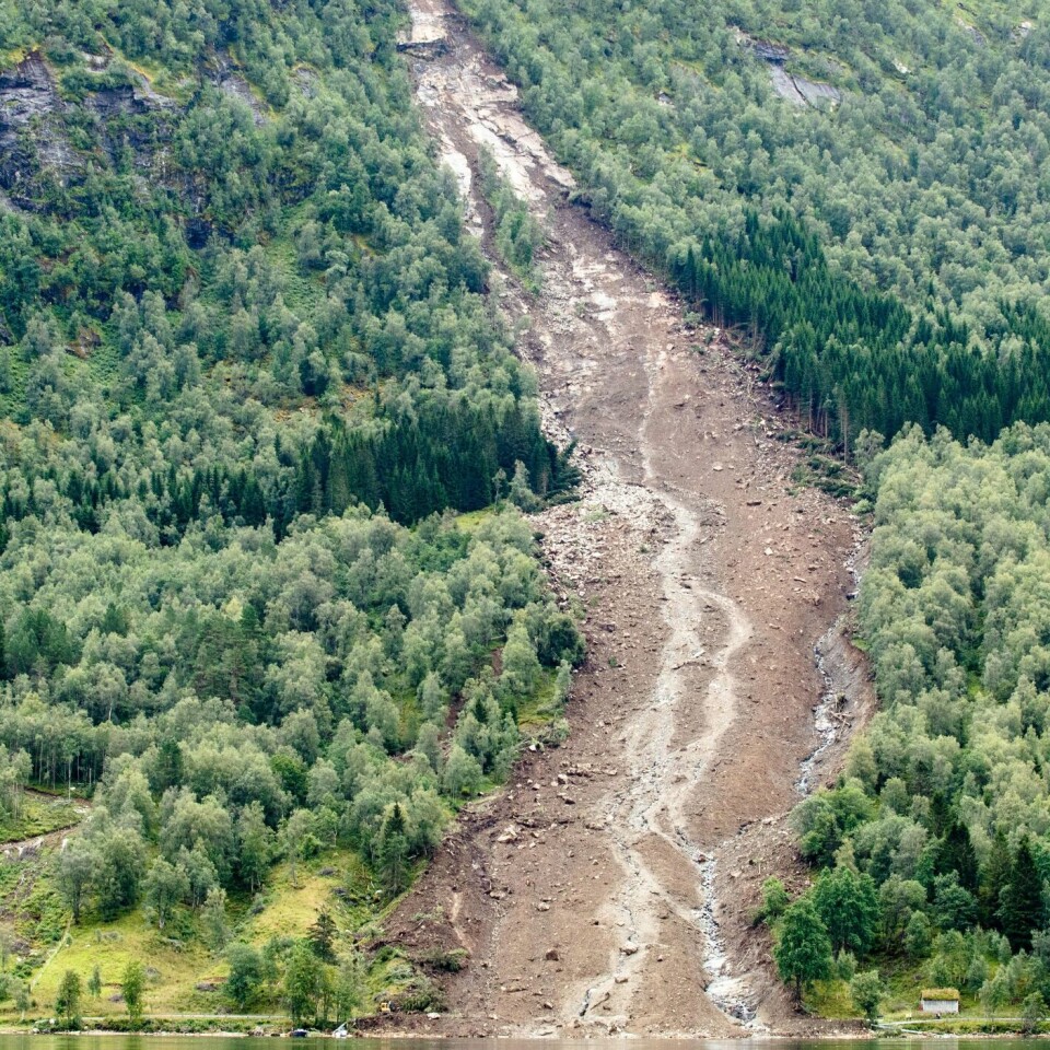 SKRED: Det kom et stort skred over fylkesvei 451 i Jølster. En mann har vært savnet siden slutten av juli.