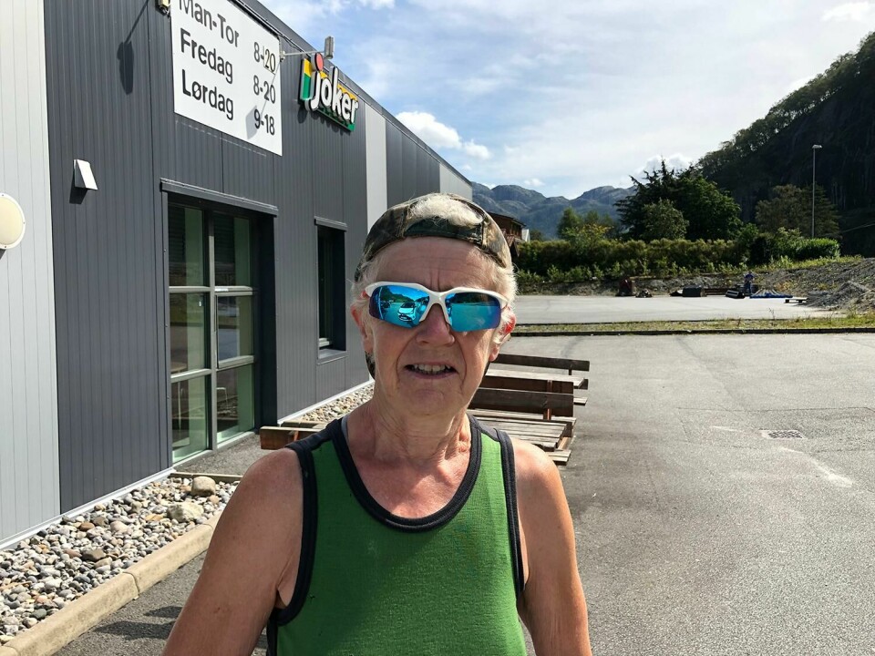 FOR: Alice Øvstebø er positiv til vindkraftverket som er planlagt i Gilja. Klar Tale treffer henne utenfor den lokale matbutikken. Bildet viser Alice Øvstebø utenfor matbutikken i Gilja. Hun er positiv til vindkraftverket som er planlagt i Gilja.