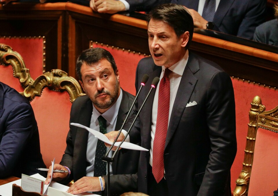 SLUTTER: Italias statsminister Giuseppe Conte (til høyre) vil slutte. Han mener visestatsminister Matteo Salvini (til venstre) ødelegger for regjeringen.