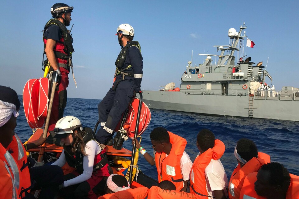BÅT: Det er ikke kommet bilder av den tyske båten Eleonore. Dette bildet viser at folk blir flyttet fra norske Ocean Viking. De fikk til slutt komme i land på Malta.