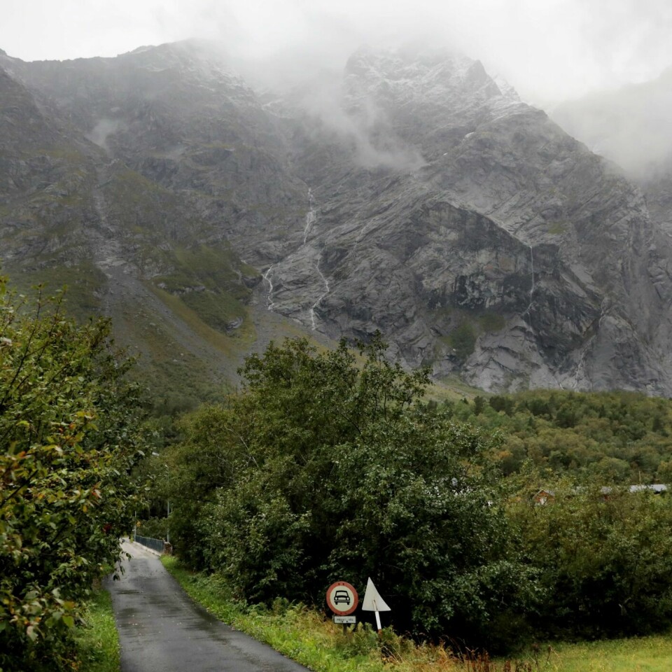 TRYGGERE: Det er mye tryggere å bo under fjellet Mannen. Nå får folk dra hjem til husene sine.