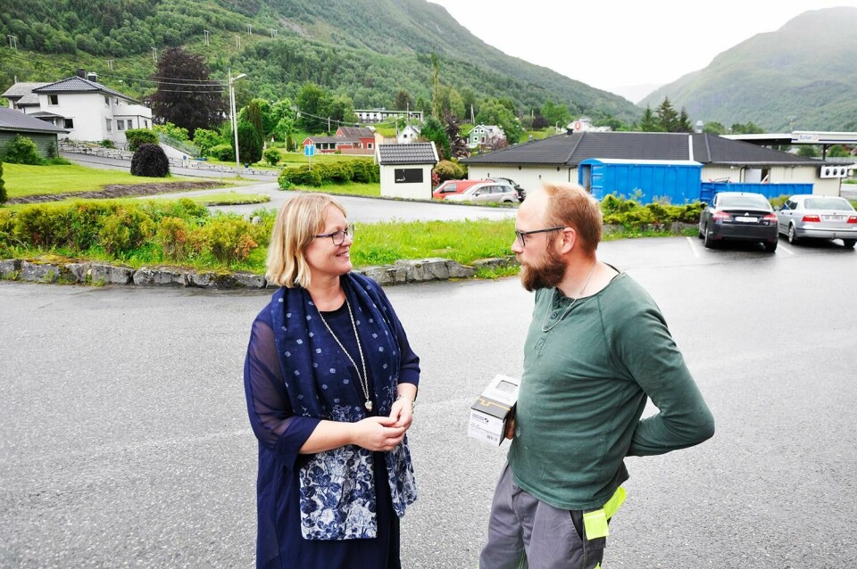Stig Arne Lillebø pusser opp huset sitt i bygda Åheim. – Det er mer sosialt her enn i Ålesund, sier han til ordfører Lena M. Landsverk Sande. Bildet viser en mann og ordføreren på en parkeringsplass.
