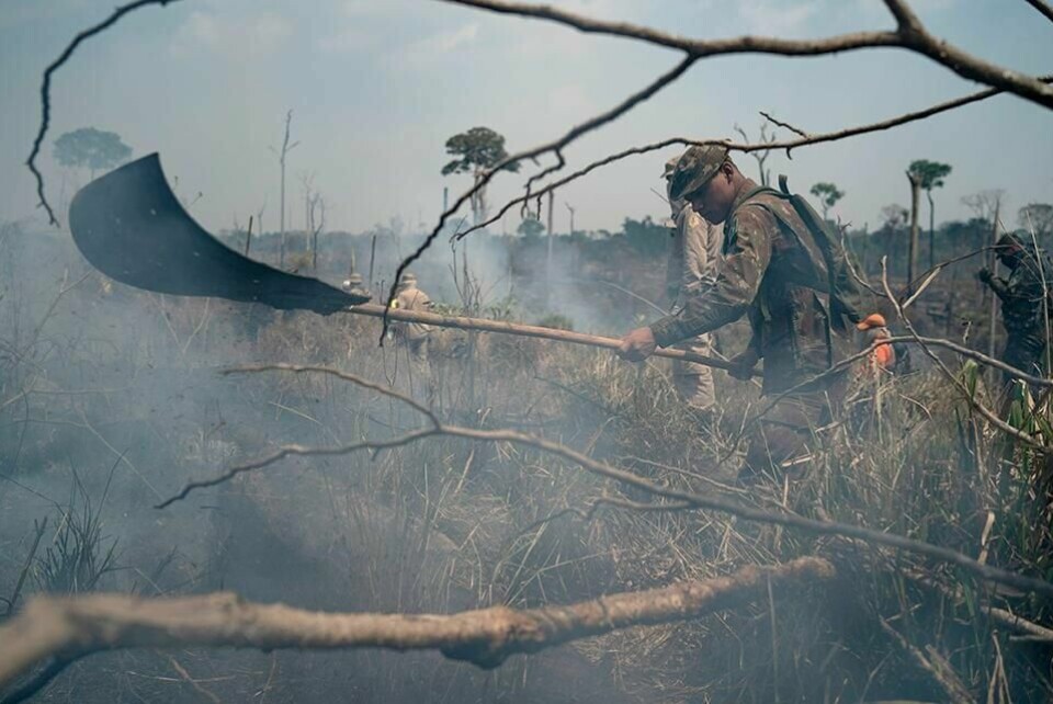 RØYK: En brasiliansk soldat jobber med å slukke en brann i Brasil. Det er mer forurensing i lufta i landet.
