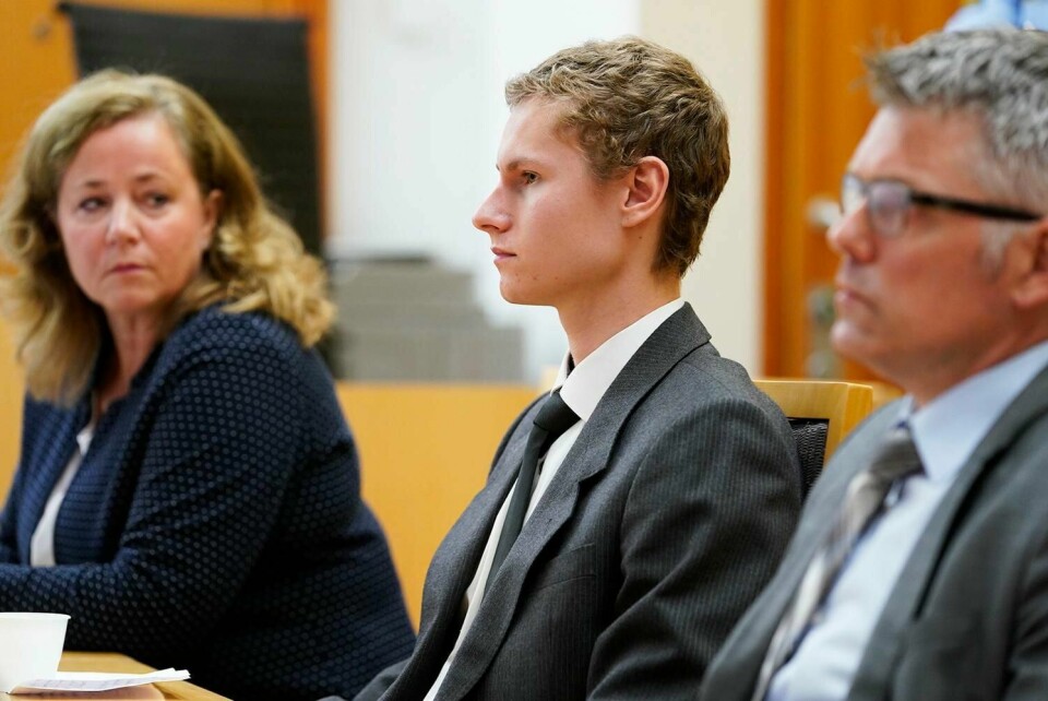 RETTEN: Terror- og drapssiktede Philip Manshaus møtte i retten mandag. Politiet ønsker at han skal varetekts-fengsles i fire nye uker. Her sitter han ved siden av sin forsvarer Unni Fries.