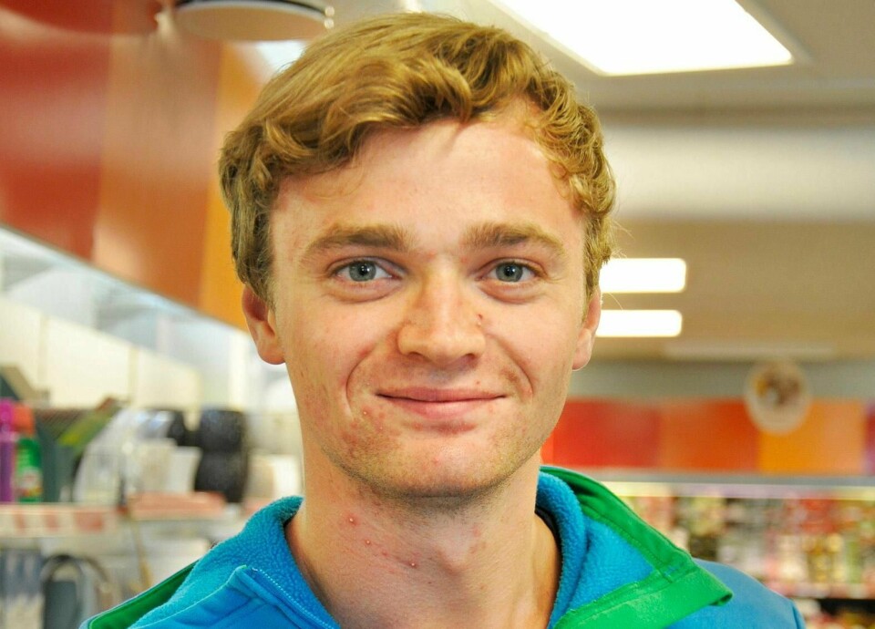 FLYTTER: Erlend Thue er blant dem som flytter ut. 21-åringen drar fra Vanylven i høst for å studere. Han vet ikke om han flytter tilbake.