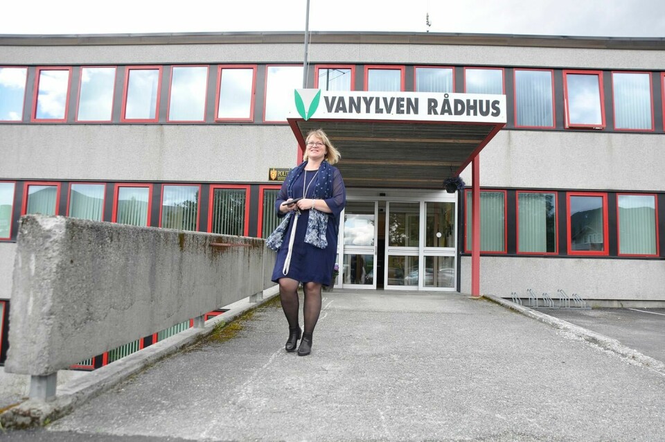 KAMP: Ordføreren Lena M. Landsverk Sande kjemper for at folk skal bli eller flytte til Vanylven. Bildet viser ordføreren utenfor rådhuset i Vanylven.