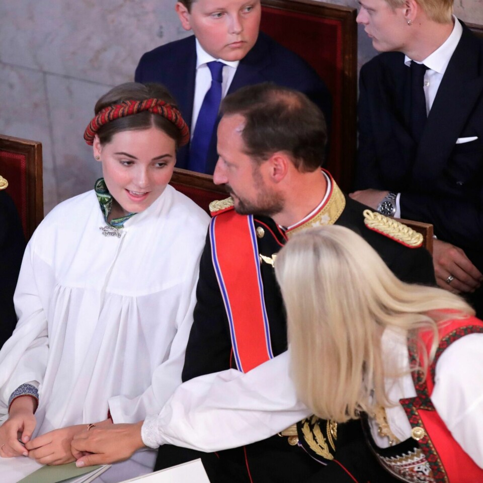 KONFIRMASJON: Prinsesse Ingrid Alexandra ble konfirmert lørdag. Her sitter hun sammen med pappa kronprins Haakon og mamma kronprinsesse Mette-Marit. Til venstre sitter kong Harald.