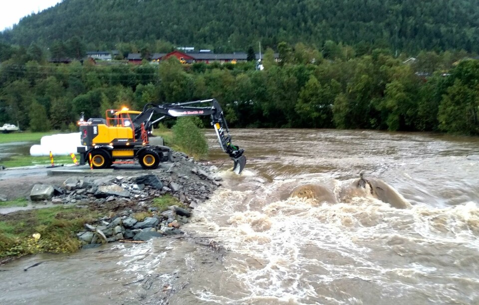 INNESTENGT: Folk i et boligfelt på Krokstadøra i Trøndelag ble innestengt. Årsaken var at vannet tok ei bro. INNESTENGT: Folk i et boligfelt på Krokstadøra i Trøndelag ble innestengt. Årsaken var at vannet tok ei bro.