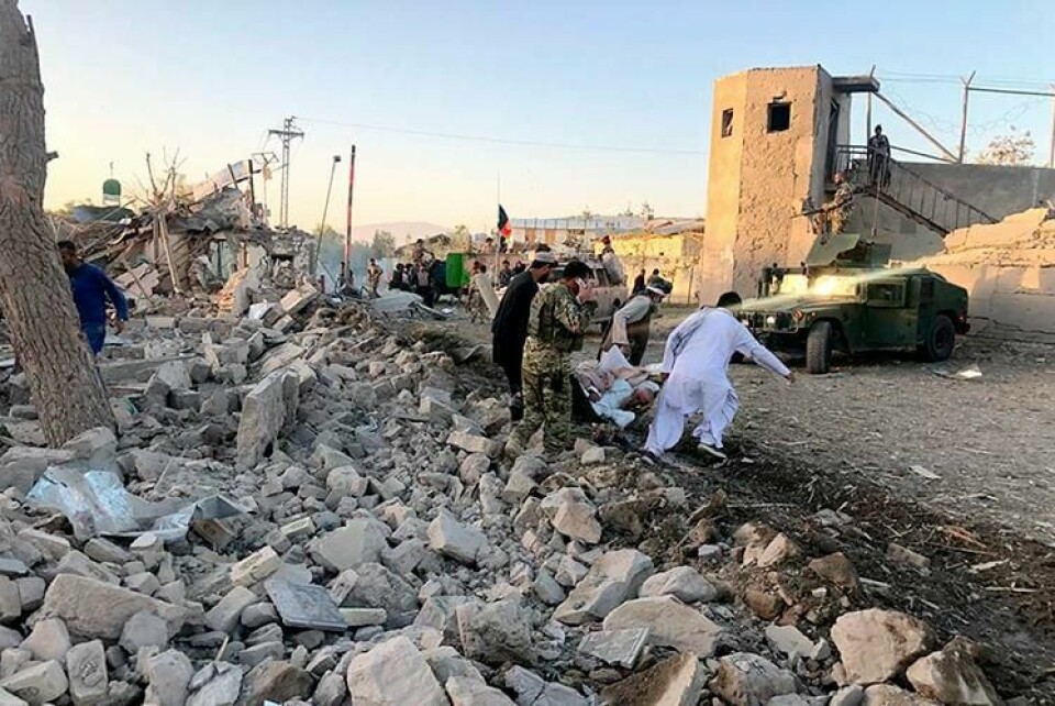 ANGREP: Afghanske sikkerhets-styrker jobber med å hente ut skadde og døde. Sykehuset i Zabul ble angrepet med en kraftig bombe torsdag.