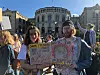 Bildet viser Giselle Penny og Luke Petersen fra Australia. De står foran Stortinget med plakater. De var med og demonstrerte for klimaet i Oslo.