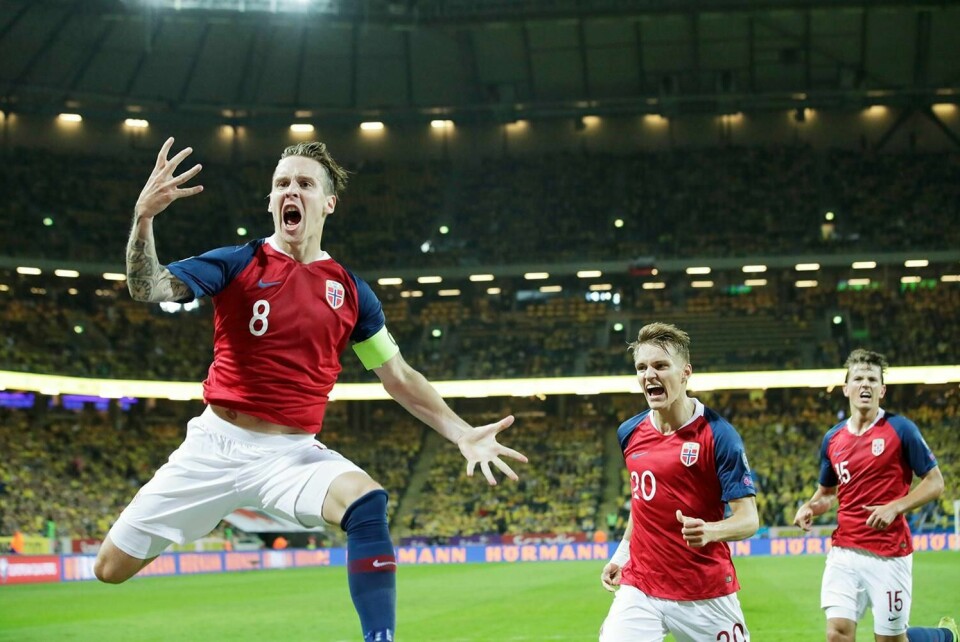 UAVGJORT: Norge spilte uavgjort mot Sverige i kampen søndag. Stefan Johansen jubler sammen med Martin Ødegaard og Sander Berge etter skåringen. Men det holdt ikke til å vinne.