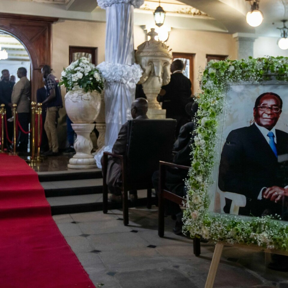 BEGRAVES: Robert Mugabe skal gravlegges. Nå kan folk ta farvel med den tidligere presidenten i Zimbabwe.