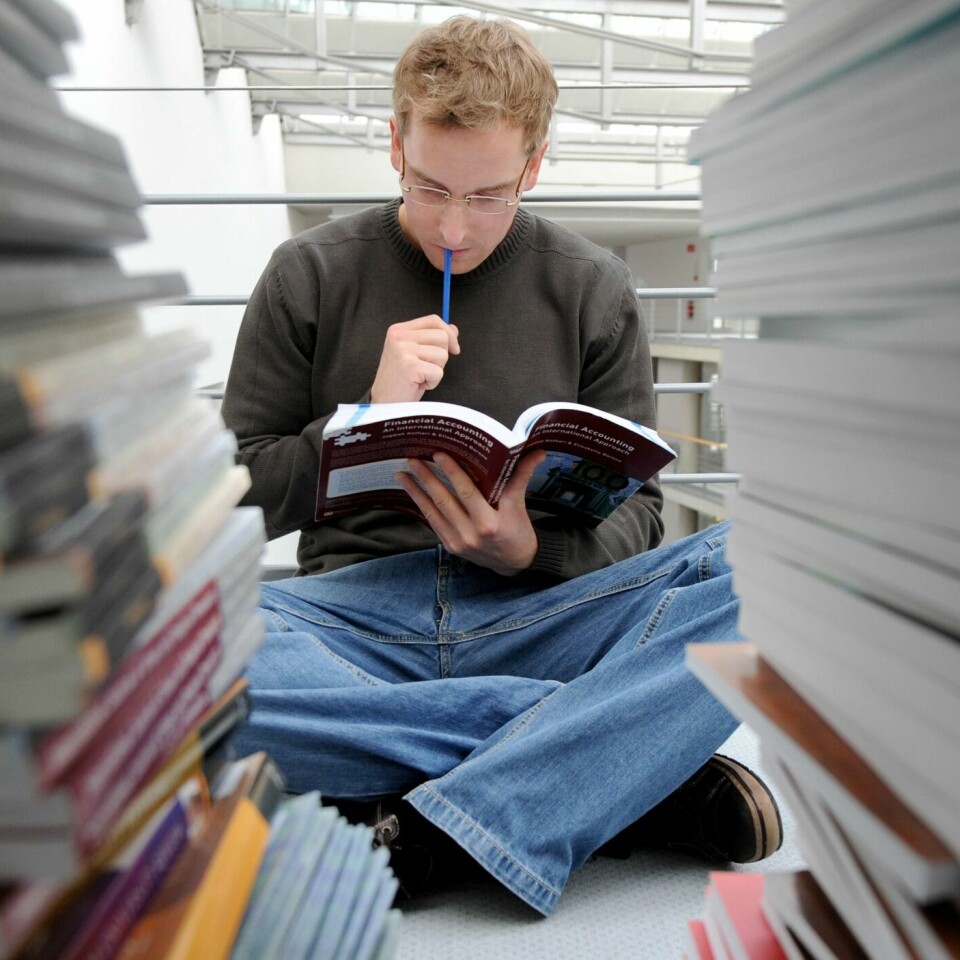 REISER: Mange studenter reiser til utlandet for å studere. Men færre drar enn før.