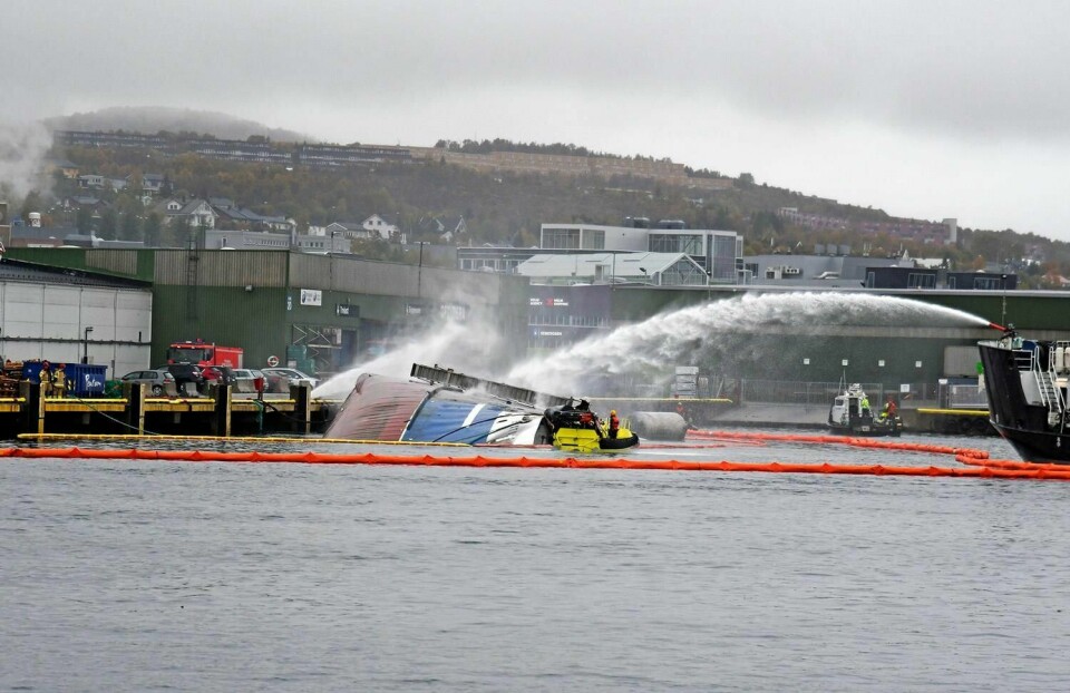 VRAK: En tråler ligger under vann i Tromsø. Det brant i båten et døgn. Brannen skapte store problemer i byen.