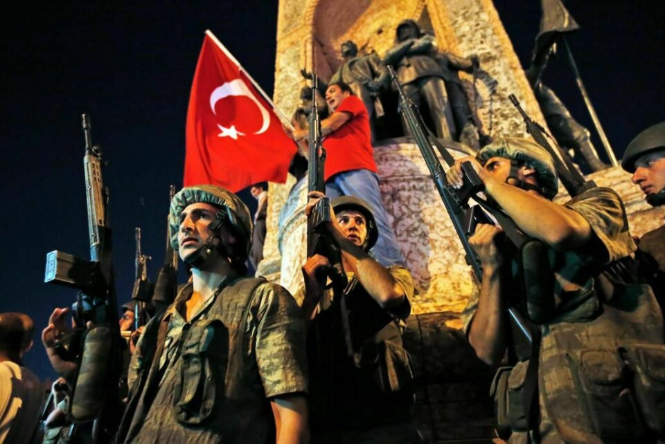 TYRKIA: Militæret prøvde å ta makta fra president Recep Tayyip Erdogan. Men de klarte det ikke. Her passer soldater på folk som støtter Erdogan. De protesterte i gatene 16. juli i fjor.