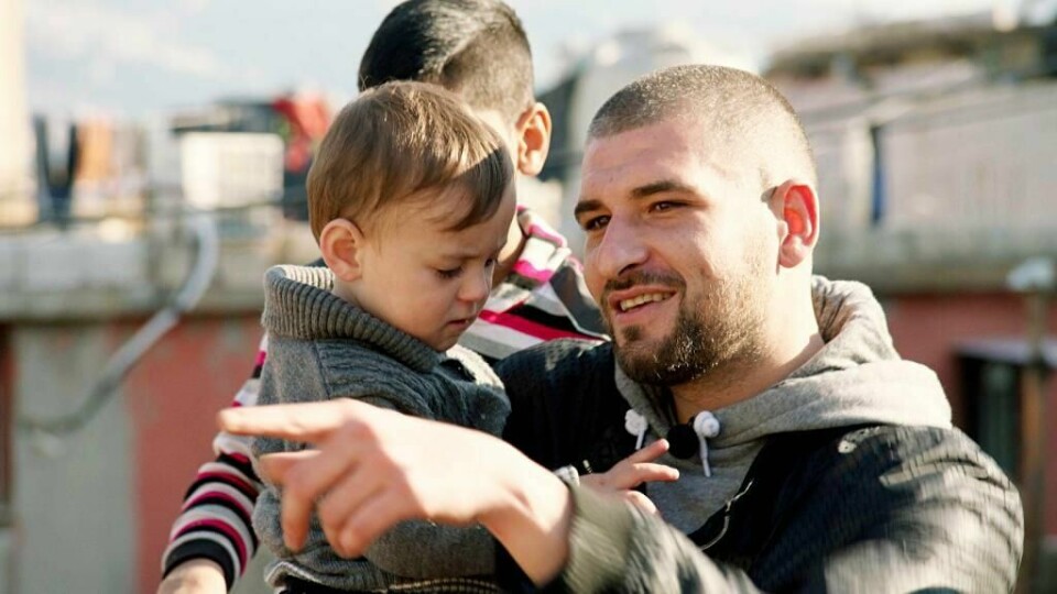 FLUKT: Leo Ajkic er selv flyktning i Norge. NRK-programlederen har fulgt folk på flukt rundt i Europa. Han forteller om deres historie i en ny serie.