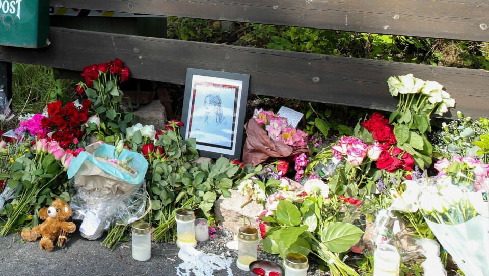 BLOMSTER: Folk la ned blomster etter at Johanne Ihle-Hansen ble drept. Hun ble drept på grunn sin asiatiske opprinnelse, ifølge politiet.