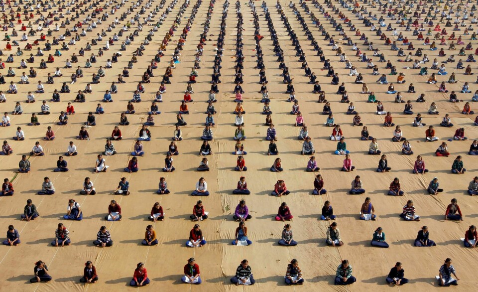 Skolebarn gjør yoga i India.