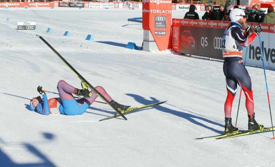 GIR OPP: Martin Johnsrud Sundby hadde en dårlig dag. Han kom på 14. plass. Nå gir han opp å vinne Tour de Ski. Sergej Justjugov (liggende) er uslåelig, mener han.