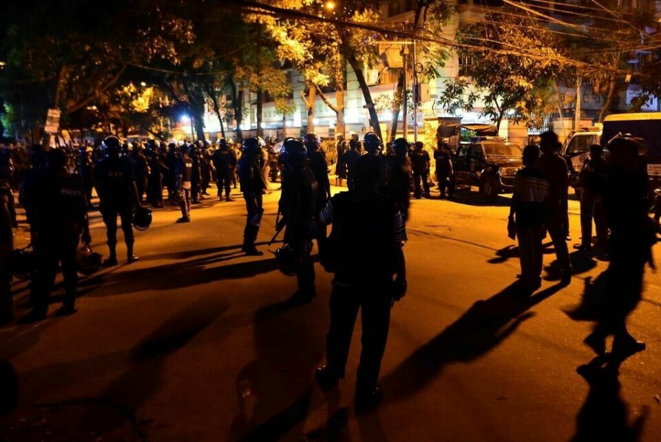 ANGREP: Soldater gjør seg klare 1. juli 2016. Noen har denne dagen angrepet en kafé i Dhaka. Mannen som planla angrepet er nå død. Det sier politiet i Bangladesh.