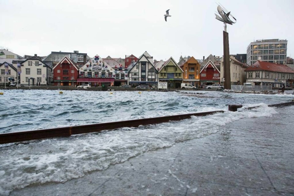 UVÆR: Uværet «Vidar» kommer til Vestlandet. Her er Stavanger Sentrum mens det var uvær i 2013. Havet steg mye.