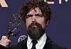Bildet viser Peter Dinklage med Emmy-statuetten sin.