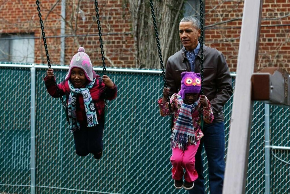 FERDIG: Barack Obama slutter som president i USA. Donald Trump blir ny president fredag. Her leker Obama med barn i Washington 16. januar.